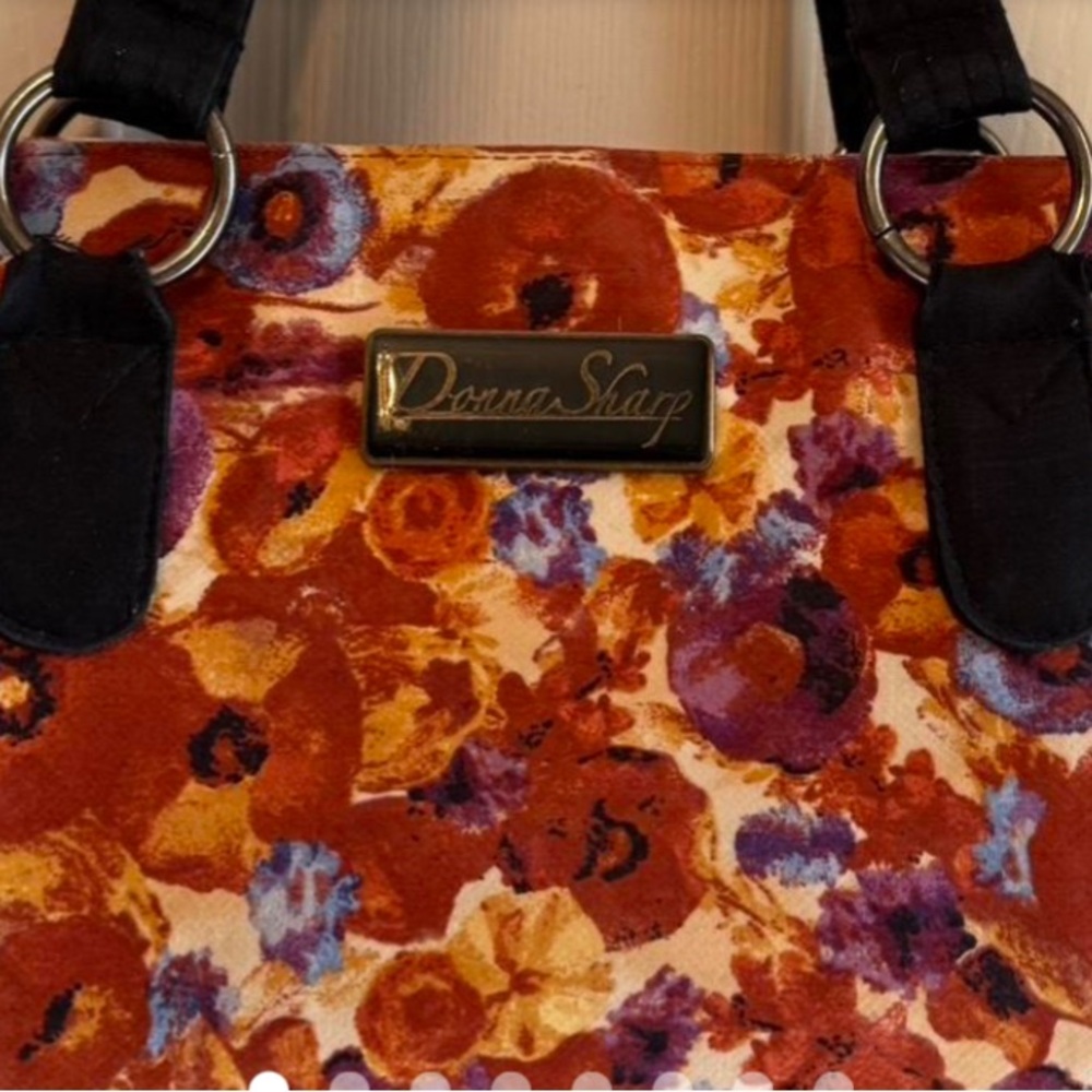 Large Donna Sharp floral tote in great pre-owned condition